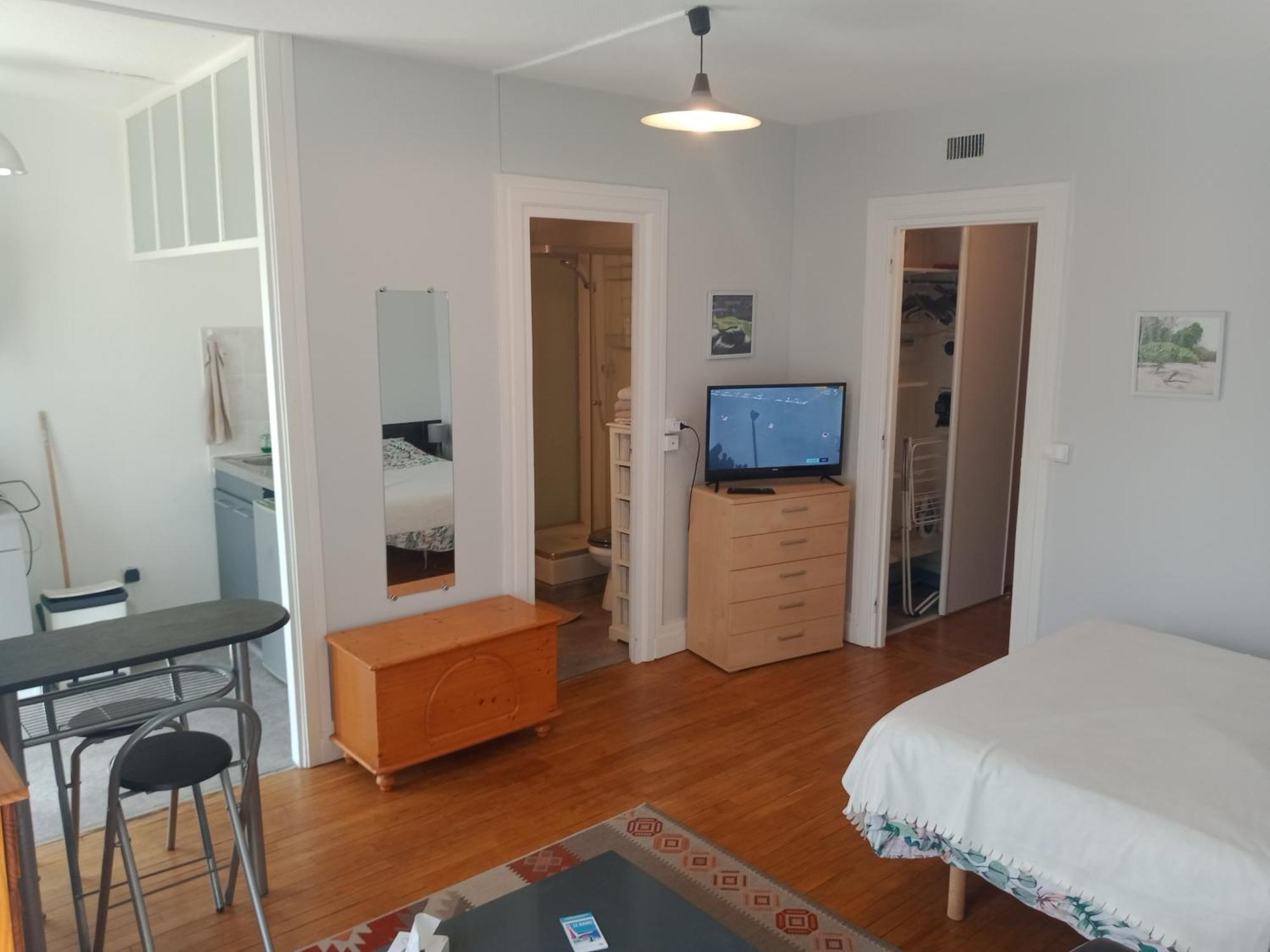 Appartement Perret 105 Rue Victor Hugo, Lumineux, Plein Centre, Parking Prive Arrivee Autonome Tout A Pied Hawr Zewnętrze zdjęcie